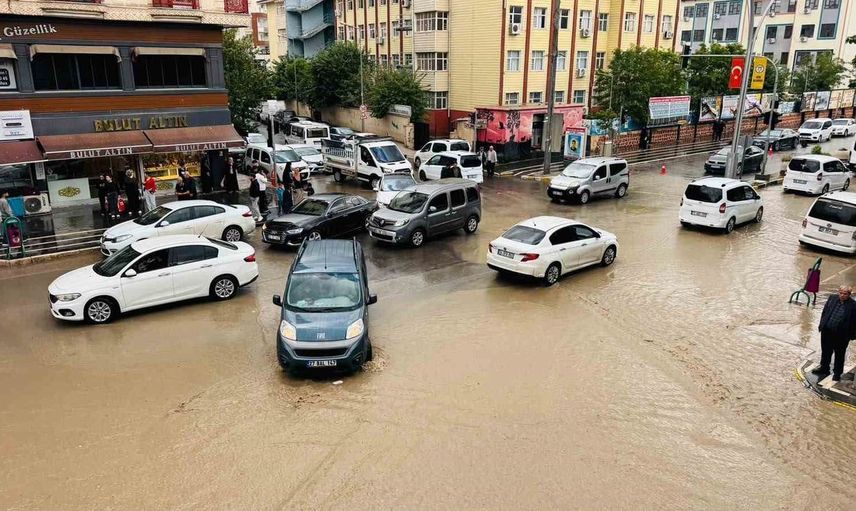 Cizre'de sağanak yağış hayatı olumsuz etkiledi