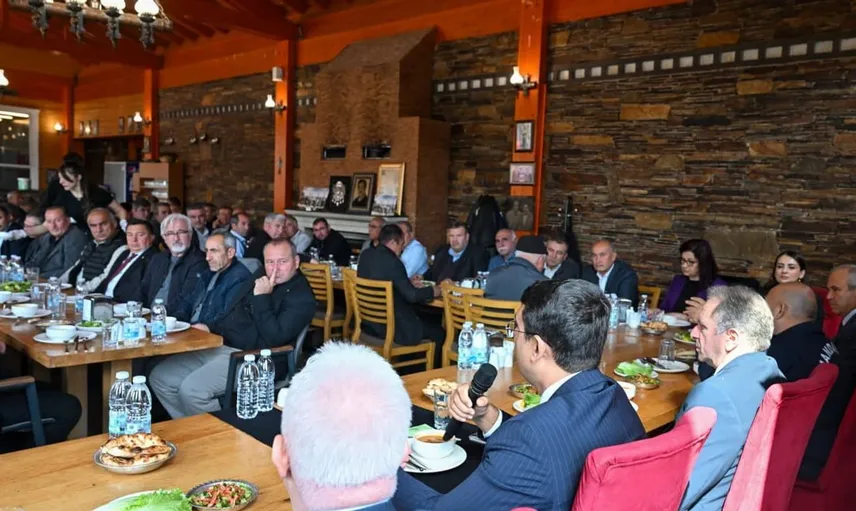 Vali kartal muhtarlarla bir araya gelerek hizmet anlayışını vurguladı