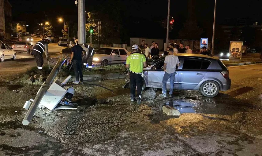 Elazığ’da motosikletle çarpışan otomobil direği yıktı, 5 kişi yaralandı