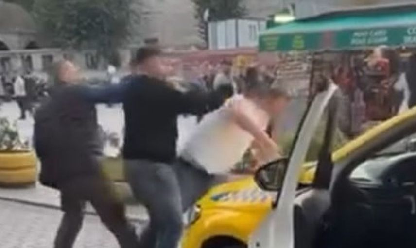 Taksicilerin yolcu tartışması kavgaya dönüştü: Sokakta tekme ve yumruklar havada uçtu