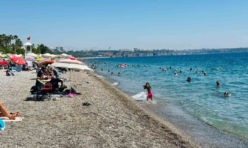 Sonbaharda hala yaz keyfi: Antalya sahilleri çocuklarla dolup taştı