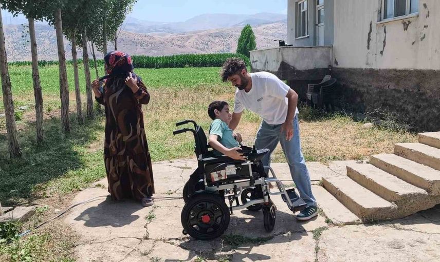 Muş'ta spina bifida hastası Yusuf'a akülü sandalye desteği