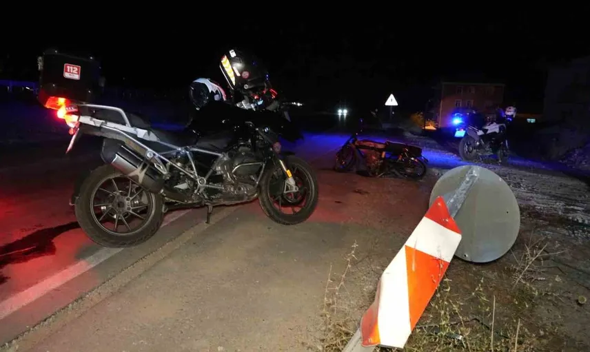 Kırıkkale'de trafik levhasına çarpan motosiklet devrildi: 2 yaralı
