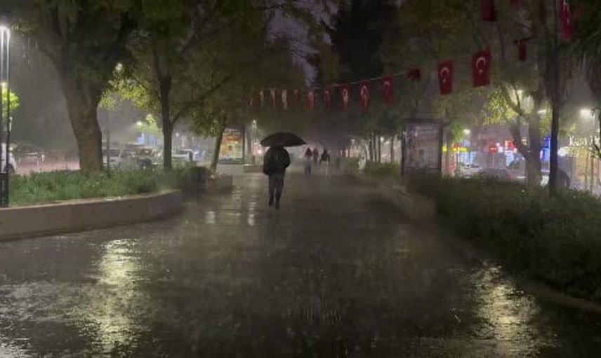 Kocaeli'de beklenen sağanak yağış sokakları boş bıraktı