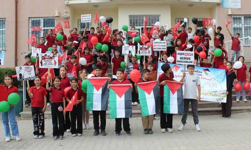 Balıkesir'de barışın temsilcileri: Uçurtmalar gökyüzünde umut dolu mesajlar taşıdı