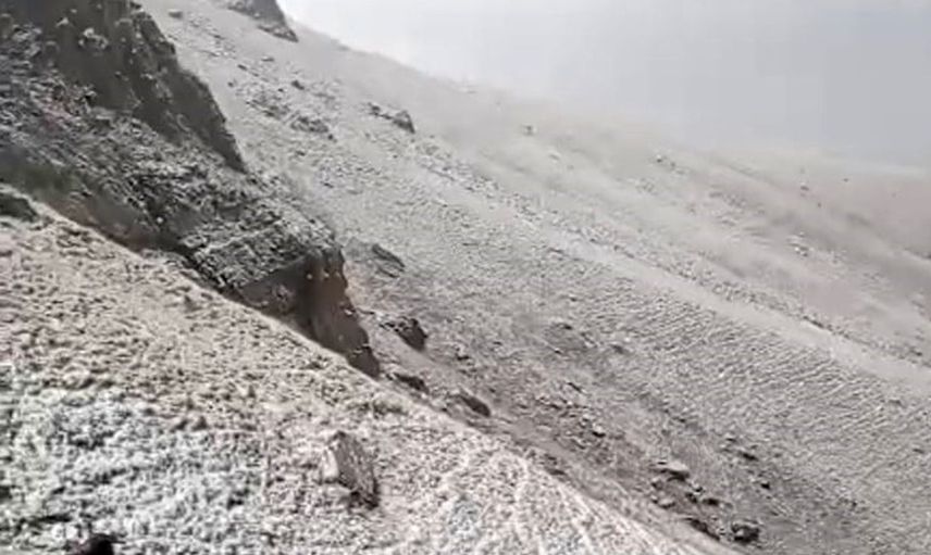 Çakmak Dağı, mevsimin ilk karı ile beyaz örtüye büründü