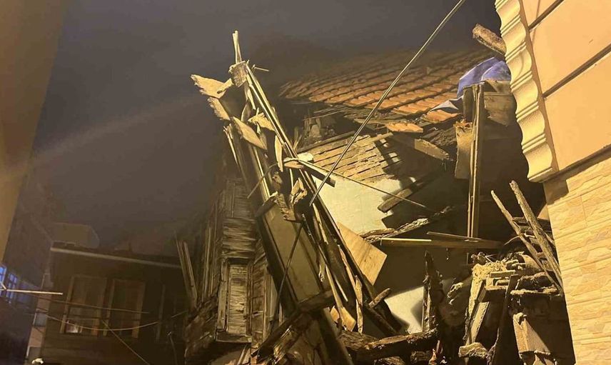 Fatih'teki tarihi ahşap bina yağmur nedeniyle çöktü