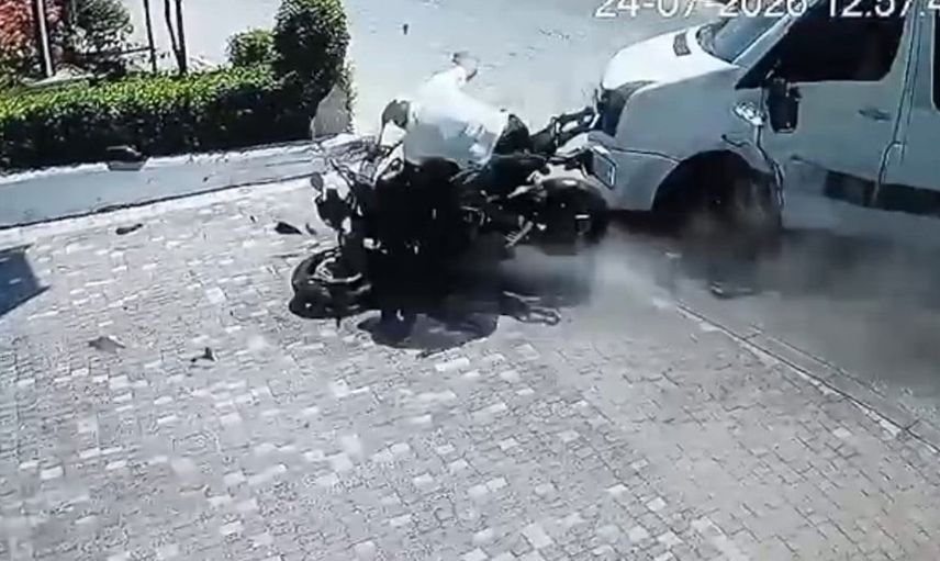 Manavgat'ta motosiklet, tur minibüsüyle çarpıştı: 2 yaralı