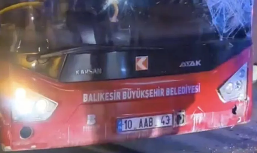 Bandırma'da ters yönde giden otobüs motosikletle çarpıştı: 17 yaşındaki sürücü hastaneye kaldırıldı