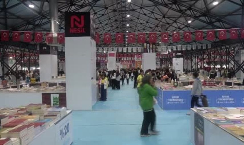 TEKNOFEST'le yazarlık serüvenine atıldı: 12 yaşındaki Erva Aydın ilk kitabını yayımladı