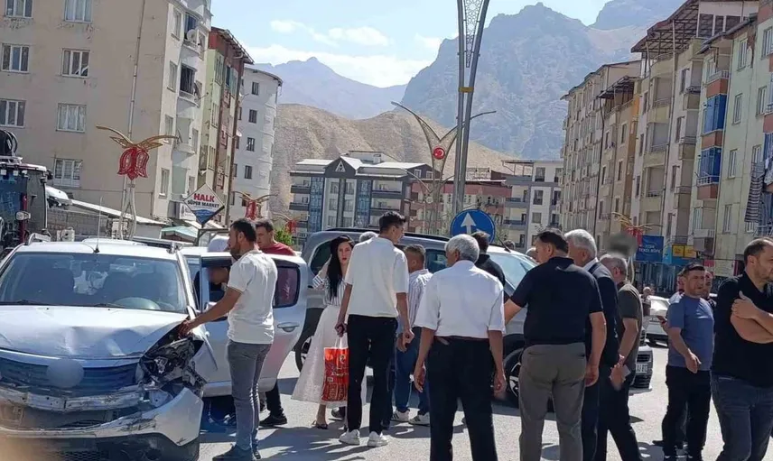 Hakkari'de trafik kazası: Yaralı var
