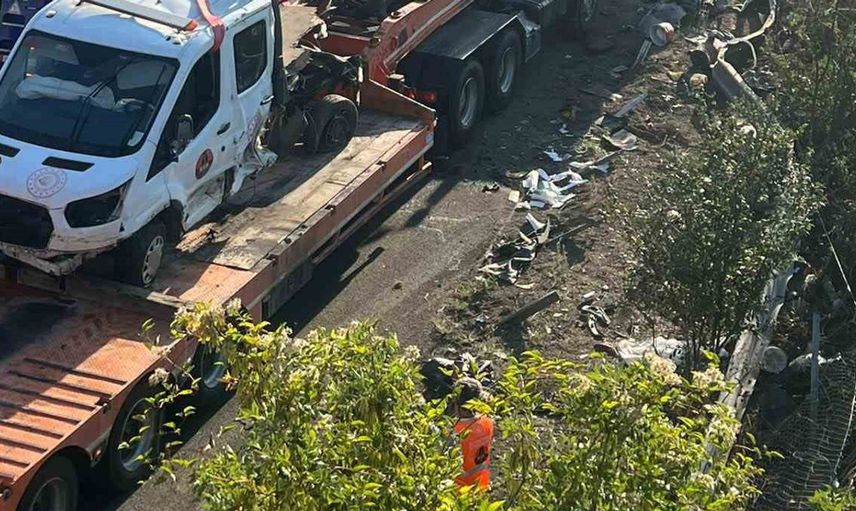 Anadolu Otoyolu'nda bakım aracına çekici çarptı, 3 kişi yaralandı