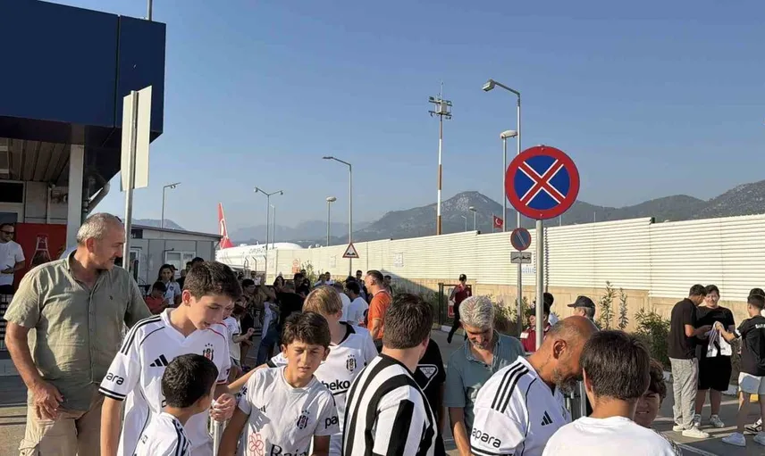 Beşiktaş kafilesi Antalya'ya ulaştı: Taraftar coşkuyla karşıladı