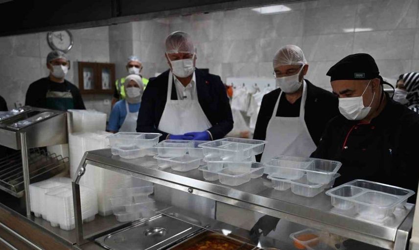 Karacabey belediye başkanı, dünya yaşlılar günü’nde unutulmaz bir ziyarette bulundu