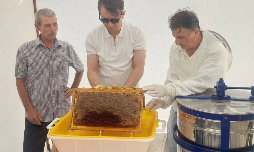 Kaymakam özcan, Saruhanlı'daki bal hasadında arıcıların yanında