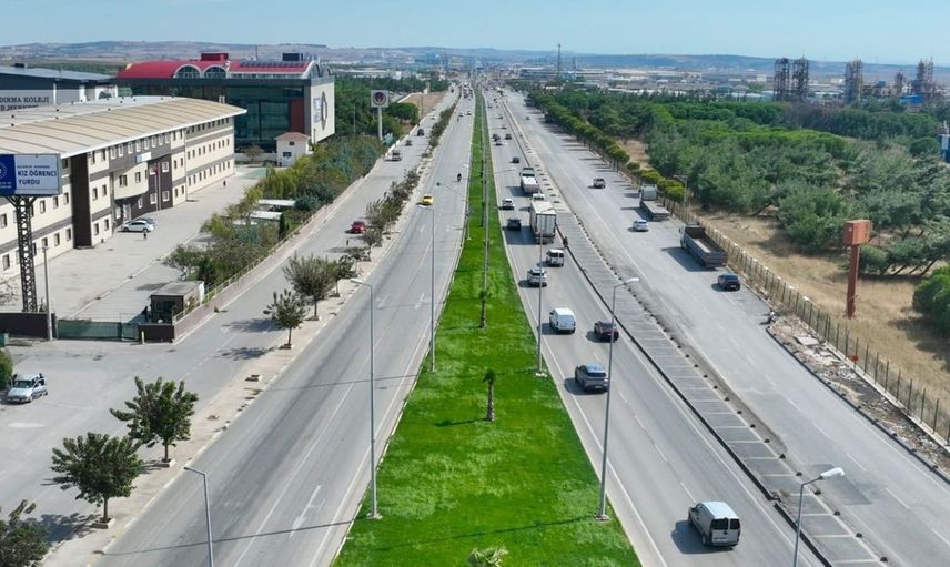 Bandırma'nın girişinde peyzaj yenilemesi ile yeşil bir görünüm elde edildi