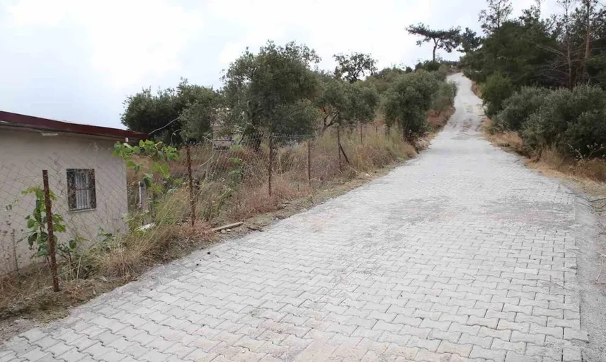 98 yaşındaki Şemsi teyzenin evine güvenli bağlantı: Yol parke taşlarıyla döşendi