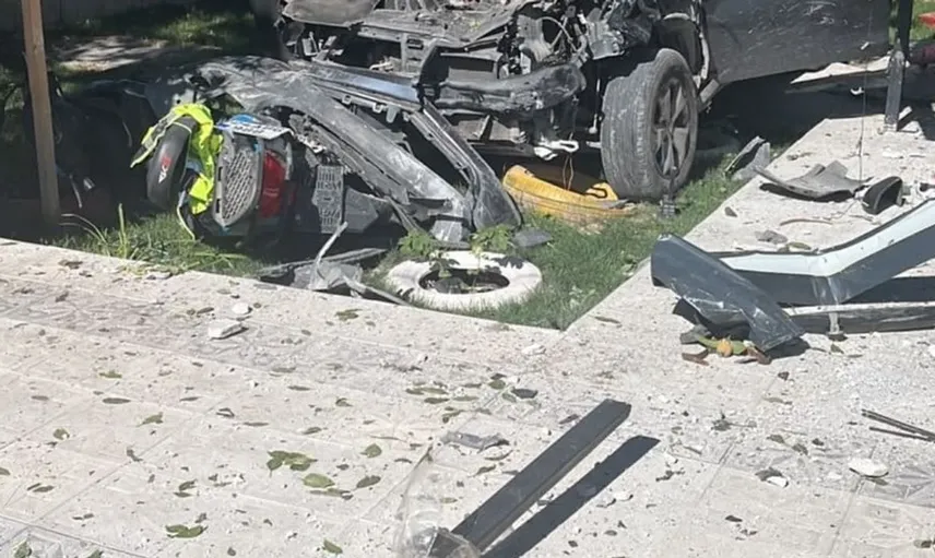Erzincan'da kontrolden çıkan otomobil bahçeye uçtu