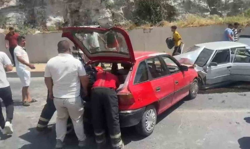 Şanlıurfa'da iki otomobil birbirine çarptı: 3 yaralı
