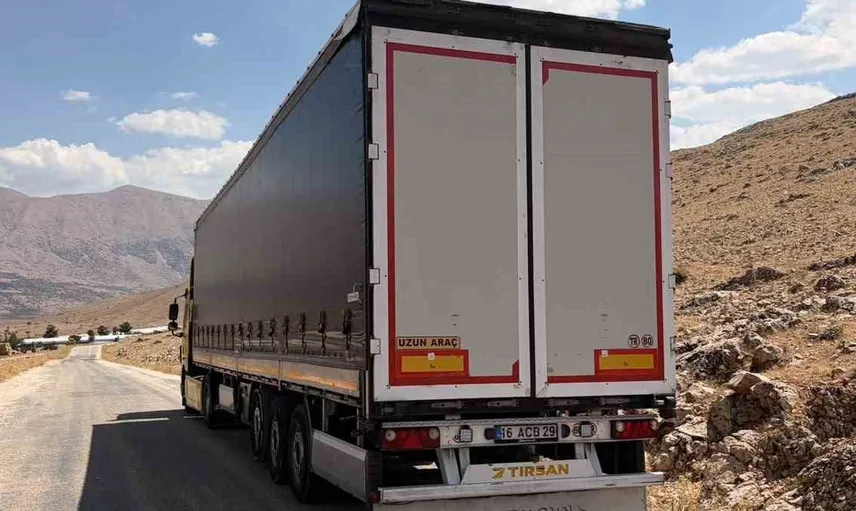 Antalya'da traktörle tır çarpıştı: Yaşlı sürücü hayatını kaybetti