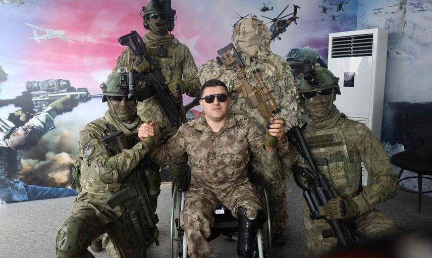 Karabağ gazisi taleh camalov, tekno festivalde Türk askerleriyle bir araya geldi