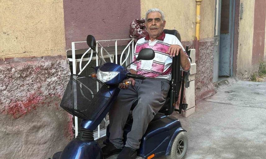Oğlunun akülü tekerlekli sandalyesini yakan babaya yeni akülü araç hediye edildi