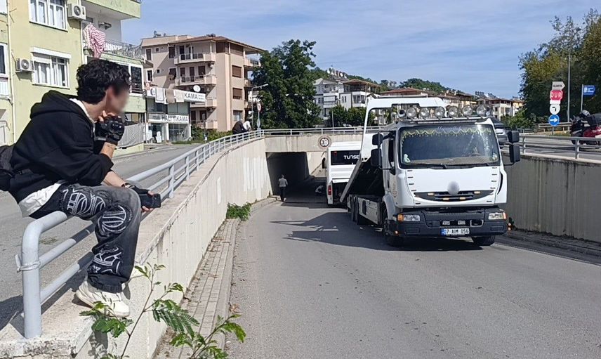 Simit ve ayran eşliğinde otobüs kurtarma operasyonunu izledi