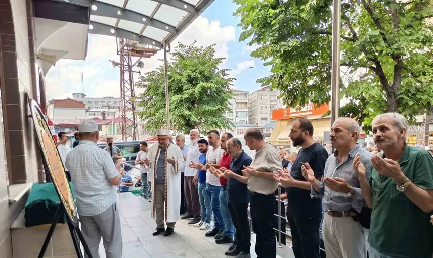 Giresun'da denizde boğulan genç esnaf son yolculuğuna uğurlandı