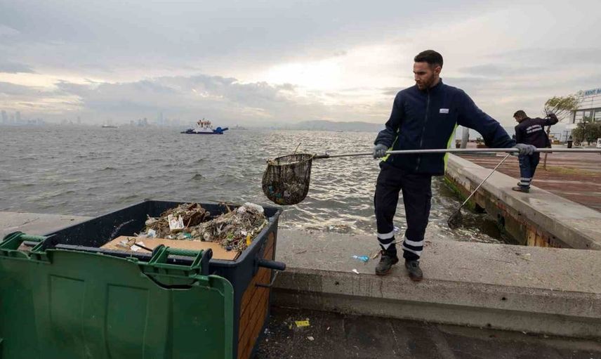 İzmir Körfezi'nde temizlik seferberliği: 1500 ton atık temizleniyor