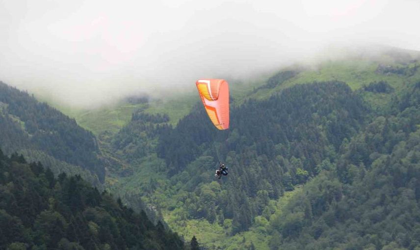 Turistler Uzungöl'ü gökyüzünden keşfediyor