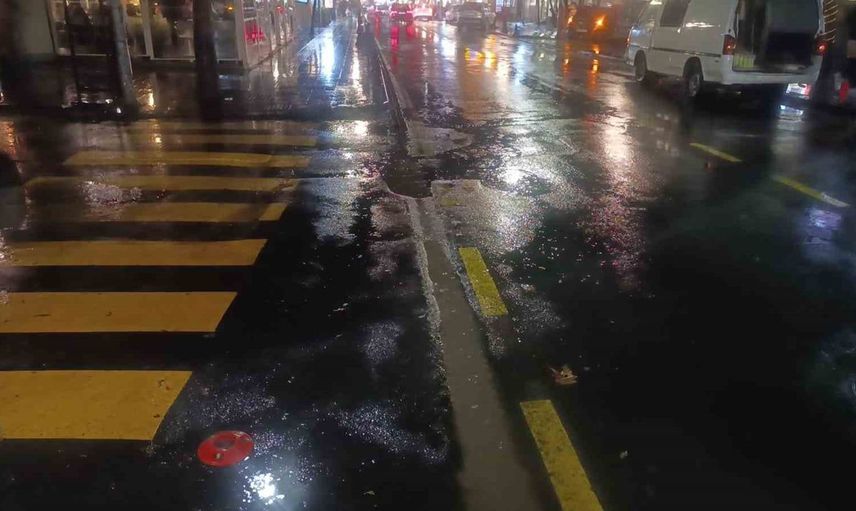 Tekirdağ'da şiddetli yağmur etkili oldu: Cadde sular altında kaldı