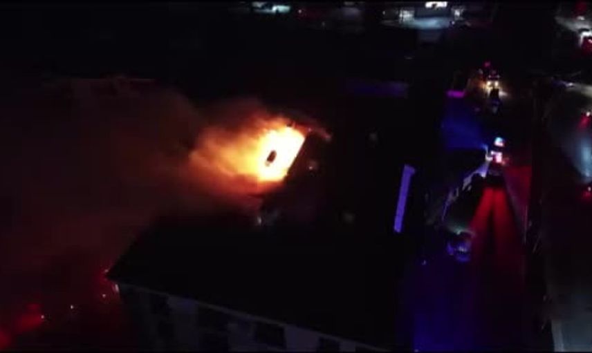 Aksaray'da bodrum katında çıkan yangın çatıya sıçradı