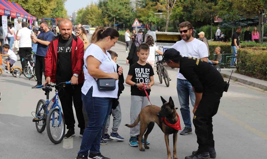 Eskişehir'de araçsız pazar uygulaması: bulvarlar yayaların oldu