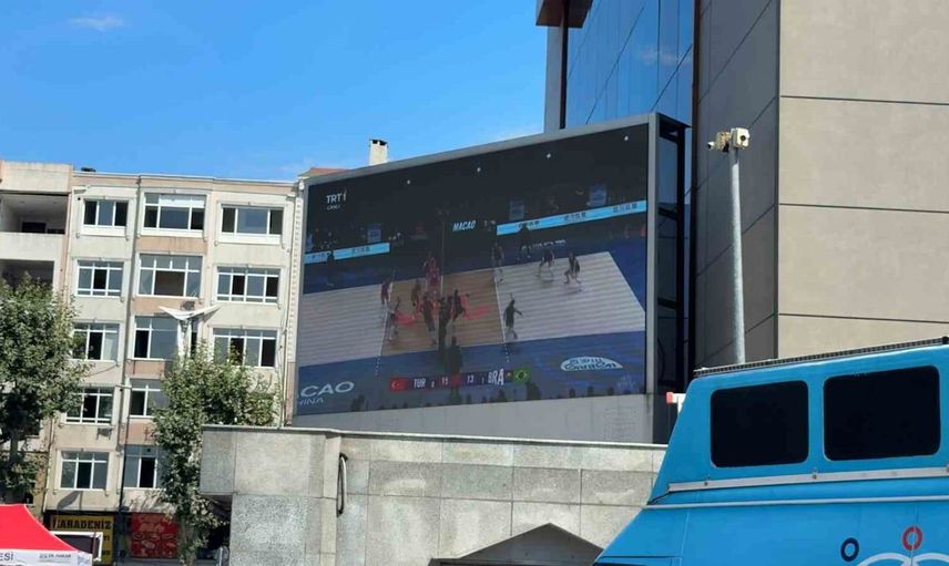 Bahçelievler’de A milli kadın voleybol takımının zaferi dev ekranda izlendi