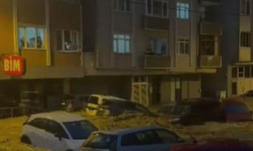 Sarıyer'de sağanak yağış sonrası mahsur kalanlar halatla kurtarıldı