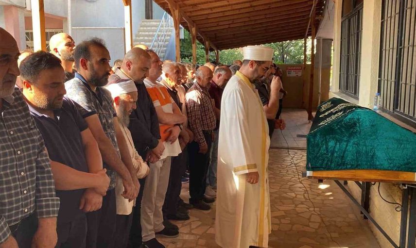 İnşaat iskelesinden düşen işçi, Derince'de toprağa verildi