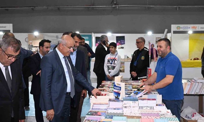 Malatya kitap fuarında kültürel etkileşim: Başkan Er'in katılımcılara verdiği destek dikkat çekti
