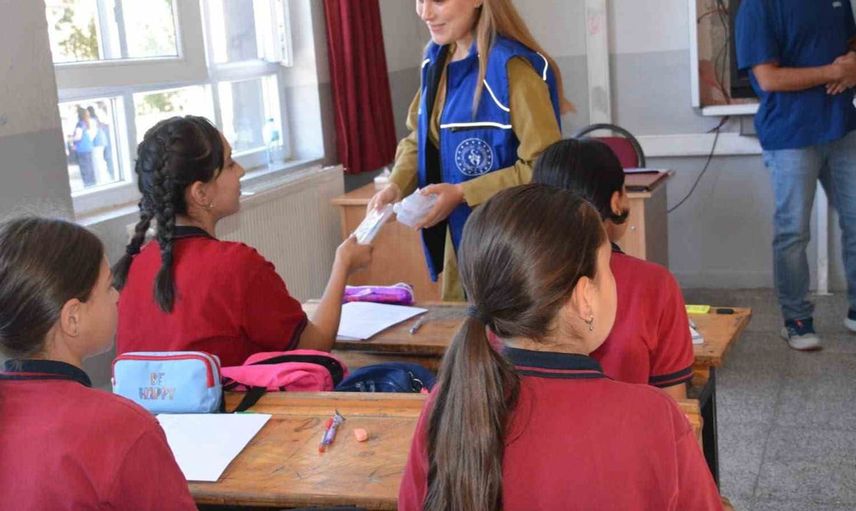 Minik öğrencilerle dayanışma etkinliği: Demirci'de yeni eğitim yılı coşkusu