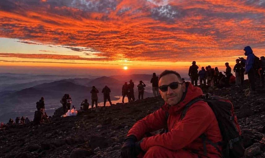Hakkarili eğitimci Erol Hanlıgil, Fuji Dağı'na tırmanarak yeni bir başarıya imza attı