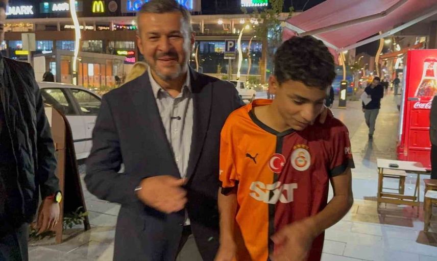 Çocuk dostu başkandan eğlenceli şaka: Arkadaşına ceza talimatı