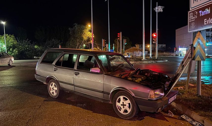 Kula'da kavşakta iki otomobil çarpıştı: 1 yaralı