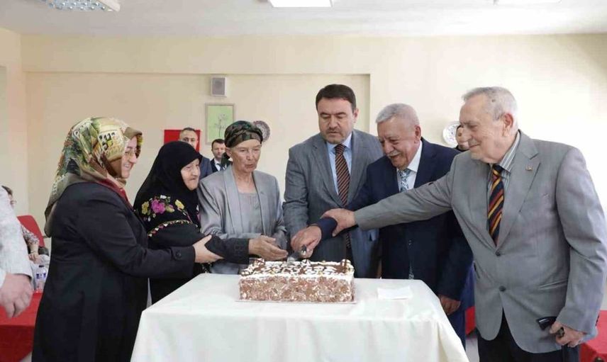 Kütahya’da Dünya Yaşlılar Günü’ne özel etkinlikle yaşlılarla buluşma