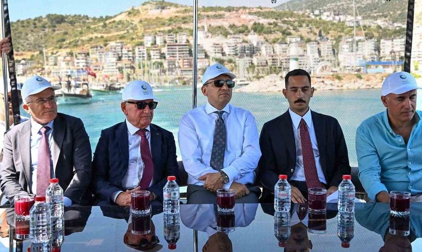Antalya'da 50 yapay resif denize indirildi