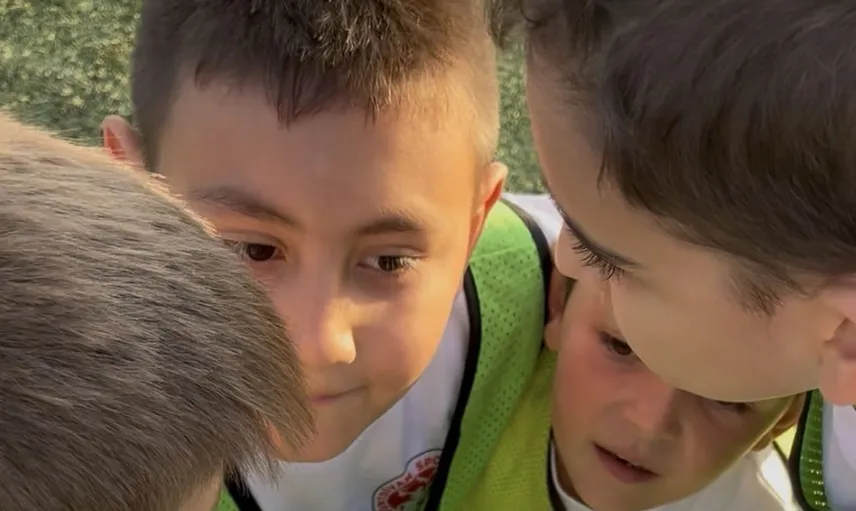 Bolu'daki minik futbolcuların taktik toplantısı dikkat çekti