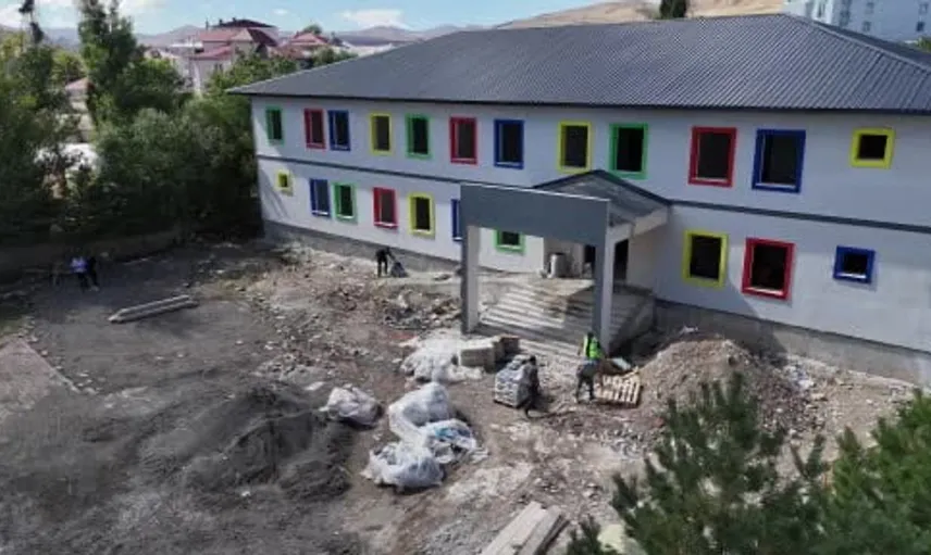 Eğitime yaptığı yatırımla memleketine vefa gösteriyor