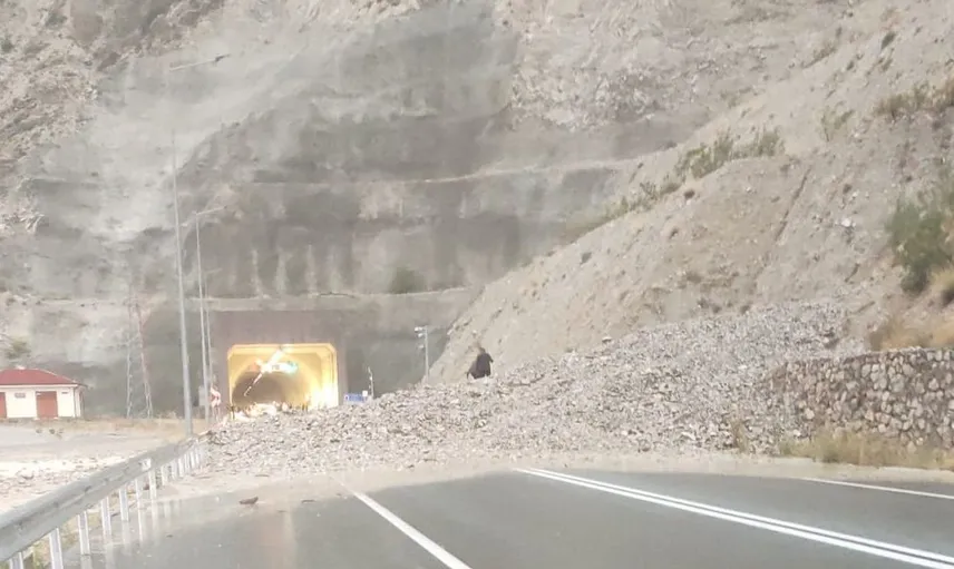 Oltu'da sağanak yağış ulaşımı olumsuz etkiledi