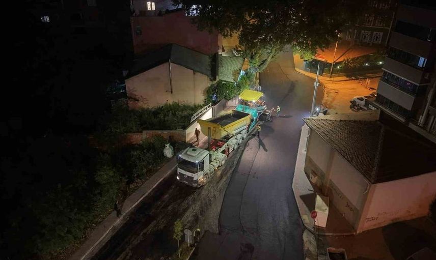 Bursa'da ulaşım altyapısına gece katkısı: Yıldırım'da cadde yenileme çalışmaları sürüyor