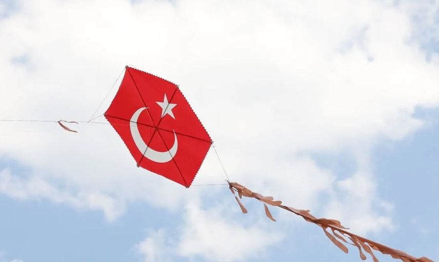 Kütahya'da gökyüzü uçurtmalarla şenlendi