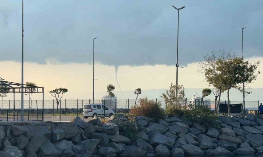 İstanbul semalarında sabah sürprizi: Yalova'da hortum oluştu