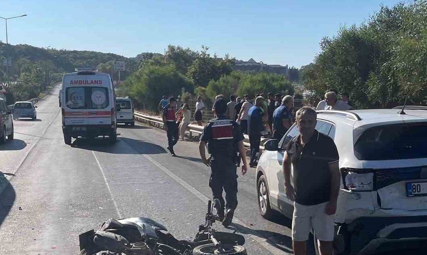 Alanya'da park halindeki otomobile çarpan motosiklet kazası: 2 yaralı